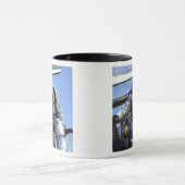 フライトデッキ上で救助訓練を行う マグカップ (中央)