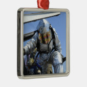 フライトデッキ上で救助訓練を行う メタルオーナメント (右)