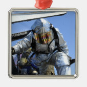 フライトデッキ上で救助訓練を行う メタルオーナメント (正面)