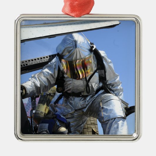 フライトデッキ上で救助訓練を行う メタルオーナメント (正面)