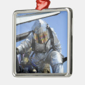 フライトデッキ上で救助訓練を行う メタルオーナメント (左)