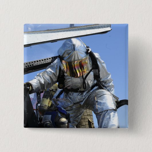 フライトデッキ上で救助訓練を行う 缶バッジ (正面)