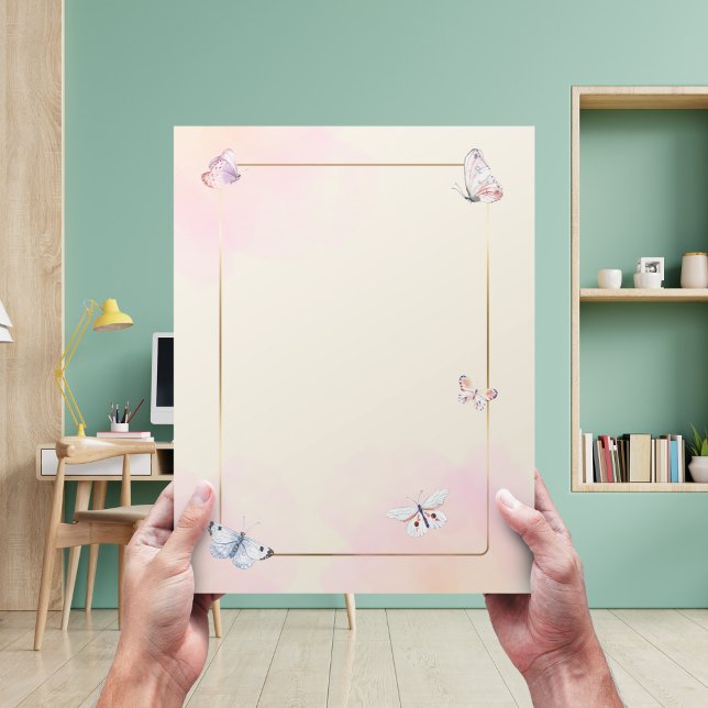 フライト中のエレガンス：ソフトピンクの金ゴールドフレームバタフライ レターヘッド (The Butterfly Studio
Elegance in Flight: Soft Pink Gold Frame Butterfly Letterhead)