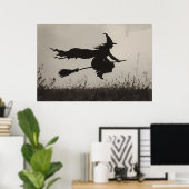 フライト – 空を横切る魔女のシルエット ポスター (ホームオフィス)