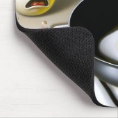 フライパンで卵を見ている悲しい卵 マウスパッド (コーナー)