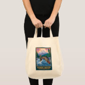 フライフィッシングのシーン – サンディ川,オレゴン トートバッグ (正面(商品))