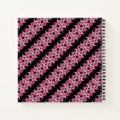 フラクタルピンクとブラックハードカバー上のモノグラム ノートブック (裏面)