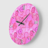 フラクタル旋回パターン、ピンクと明るい赤紫色 ラージ壁時計 (傾斜)