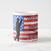フラグと兵士を持つアメリカの退役軍人に感謝 ジャンボコーヒーマグカップ (正面)
