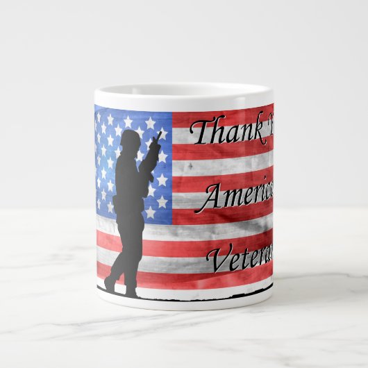 フラグと兵士を持つアメリカの退役軍人に感謝 ジャンボコーヒーマグカップ (正面)