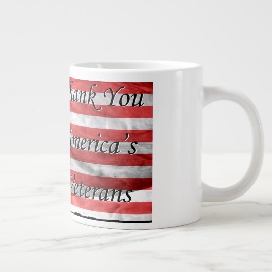 フラグと兵士を持つアメリカの退役軍人に感謝 ジャンボコーヒーマグカップ (右)