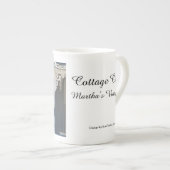 フラグの反射 – Martha's Vineヤード ボーンチャイナマグカップ (正面右)