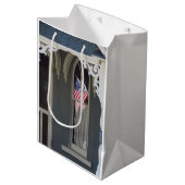 フラグの反射 – Martha's Vineヤード ミディアムペーパーバッグ (正面アングル)