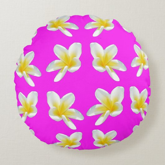 フラジィパニの優しい輝き: ピンクの背景に黄色のフラジィパニの花 ラウンドクッション (正面)