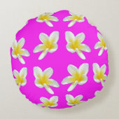 フラジィパニの優しい輝き: ピンクの背景に黄色のフラジィパニの花 ラウンドクッション (裏面)