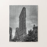 フラチロン建物NYCパズル ジグソーパズル<br><div class="desc">Flatironの象徴的な建物の白黒の写真。</div>