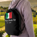 フラッグイタリアンイタリアトリップカスタム文字 ナップサック<br><div class="desc">旅行はイタリアにあなたの家族や旅行グループと？その後、このバックパックは完璧である – デザインはフラグイタリアンと2行の文字のカスタム機能を備えている。家族またはグループ名、休暇の日付、または任意のカスタム文字を追加するシンプルクラシック – あなたのアドベンチャーとイタリアン旅行の記念に最適。</div>
