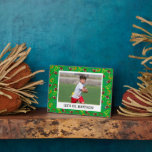 フラッグフットボール コーチ プレーヤー パーソナライズド フォトプラーク<br><div class="desc">お気に入りのフラッグフットボールプレーヤーを称えたり、フラッグフットボールコーチへのカスタムギフトを作成するために、あなた自身の写真とカスタムメッセージでこのプレートをカスタマイズ。 あなたのイメージとテキストは、フットボールとカラフルなフラグベルトの背景に表示されます。</div>