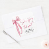 フラッシュピンクのボウ 彼女は結婚する ブライダルシャワーのステッカー スクエアシール (封筒)