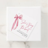 フラッシュピンクのボウ 彼女は結婚する ブライダルシャワーのステッカー フェイバータグ (インサイチュ)
