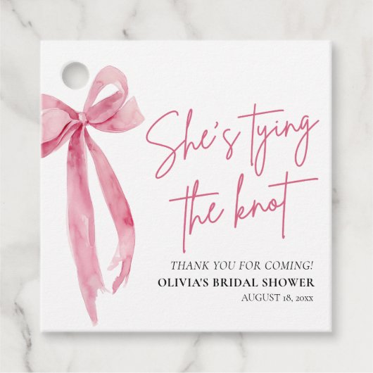 フラッシュピンクのボウ 彼女は結婚する ブライダルシャワーのステッカー フェイバータグ (正面)