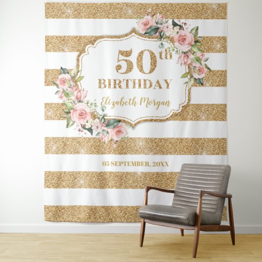 フラッシュピンクの花模様にゴールドのグリッターが入った50歳の誕生日 タペストリー (インサイチュ)