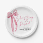 フラッシュピンクの蝶ネクタイ 彼女は結婚する ブライダルシャワー ペーパープレート (正面)