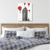 フラットアイアン建物とレッドホットエアバルーン キャンバスプリント (インサイチュ (寝室))