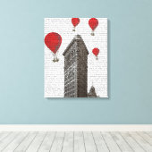 フラットアイアン建物とレッドホットエアバルーン キャンバスプリント (インサイチュ (ウッドフロア))