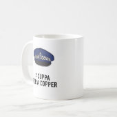 フラットキャップ付き英国警官 – 銅のためのカップパ コーヒーマグカップ (正面左)