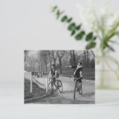 フラッパーガール自転車に乗る 1925 ポストカード (スタンド正面)