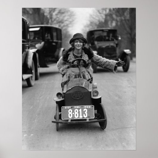 フラッパードライビングペダルカー、1924年。ヴィンテージ写真 ポスター (正面)