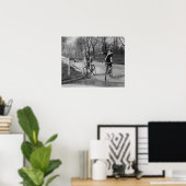 フラッパー女の子は自転車に乗って、1925年。ヴィンテージ写真 ポスター (ホームオフィス)