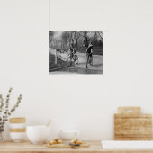 フラッパー女の子は自転車に乗って、1925年。ヴィンテージ写真 ポスター (キッチン)