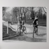フラッパー女の子は自転車に乗って、1925年。ヴィンテージ写真 ポスター (正面)