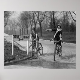 フラッパー女の子は自転車に乗って、1925年。ヴィンテージ写真 ポスター