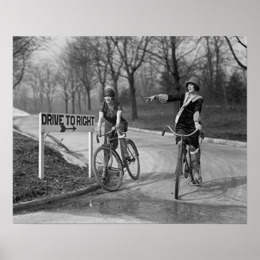 フラッパー女の子は自転車に乗って、1925年。ヴィンテージ写真 ポスター (正面)
