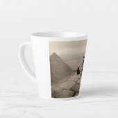 フラッパー女の子サンライズクフーピラミッド、エジプト1920 カフェラテマグ (左アングル)