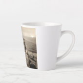 フラッパー女の子サンライズクフーピラミッド、エジプト1920 カフェラテマグ (右)