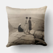 フラッパー女の子サンライズクフーピラミッド、エジプト1920 クッション (裏面)