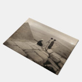 フラッパー女の子サンライズクフーピラミッド、エジプト1920 ドアマット (アングル)