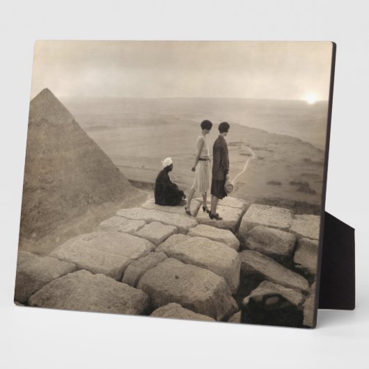 フラッパー女の子サンライズクフーピラミッド、エジプト1920 フォトプラーク (側面)