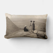 フラッパー女の子サンライズクフーピラミッド、エジプト1920 ランバークッション (正面)