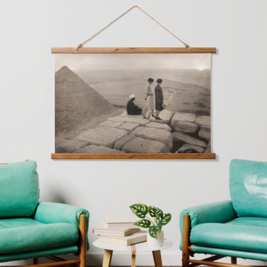 フラッパー女の子サンライズクフーピラミッド、エジプト1920 吊り下げ型タペストリー (リビング)