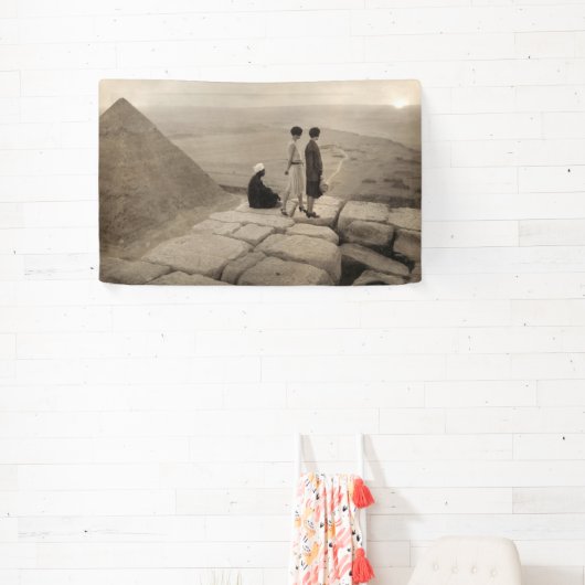 フラッパー女の子サンライズクフーピラミッド、エジプト1920 横断幕 (インサイチュ)