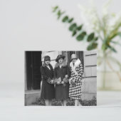 フラッパー女の子、クロシェ帽子1920s ポストカード (スタンド正面)