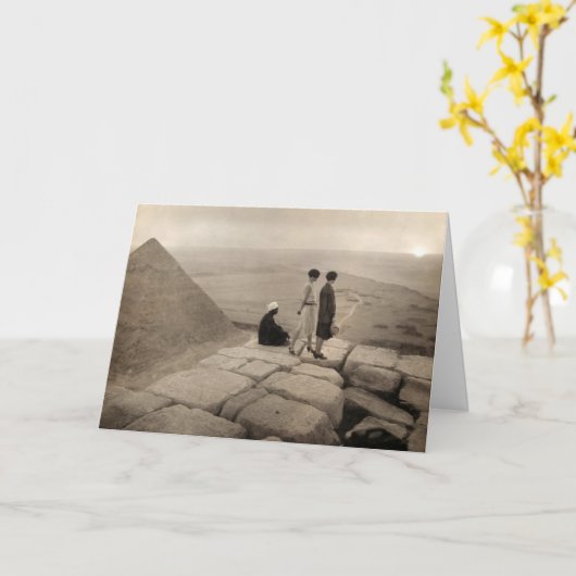 フラッパー・ガールズ サンライズ クフのピラミッド, エジプト 1920 カード (黄色い花)