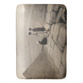 フラッパー・ガールズ サンライズ クフのピラミッド, エジプト 1920 バスマット (正面縦)