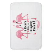 フラミンゴおもしろいユーモア – 私は与え群れ飛んでいるない バスマット (正面縦)