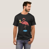 フラミンゴがビールを飲んでいる Tシャツ (正面フル)